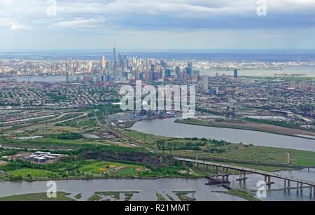 Blick auf die Skyline von Manhattan in New York City von einem Flugzeug Fenster in New Jersey gesehen Stockfoto