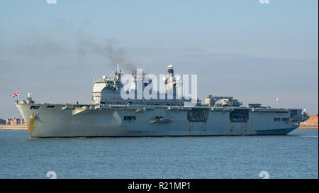 Die britische Royal Navy Helicopter Carrier, HMS Ocean fährt Portsmouth, Großbritannien am 6/2/2018 nach Ihrer letzten Besuch vor der Stillegung der Plymouth. Stockfoto