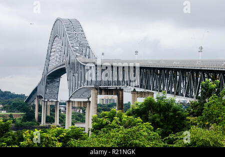 Die Brücke von Amerika einmal als Thatcher Ferry Bridge Blick vom Monument zum Gedenken an den bekannten "150 Jahre Chinas Präsenz in Panama' Stockfoto