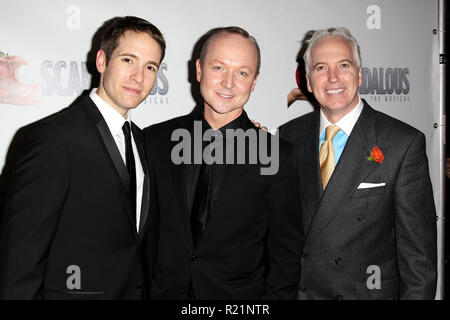 NEW YORK, NY - 15. NOVEMBER: Cast Mitglieder der candalous "Broadway Opening Night' nach Partei im Copacabana am 15. November 2012 in New York City. (Foto von Steve Mack/S.D. Mack Bilder) Stockfoto