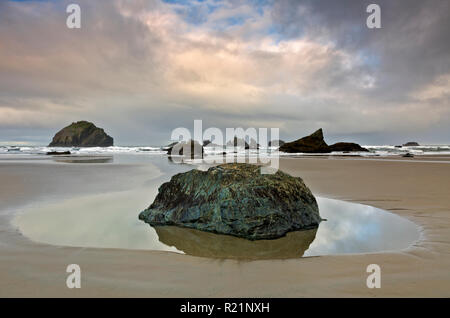 Oder 02405-00 ... OREGON - Das warme Glühen des Sonnenaufgang an einem stürmischen Morgen am Strand bei Bandon, auf der Oregon Küste entfernt. Stockfoto