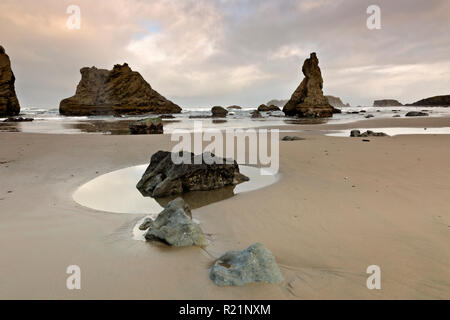 Oder 02406-00 ... OREGON - Das warme Glühen des Sonnenaufgang an einem stürmischen Morgen am Strand bei Bandon, auf der Oregon Küste entfernt. Stockfoto