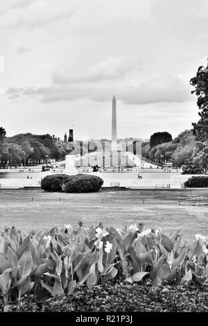 Der Lincoln Memorial Reflecting Pool und Washington Monument in Schwarz und Weiß Stockfoto