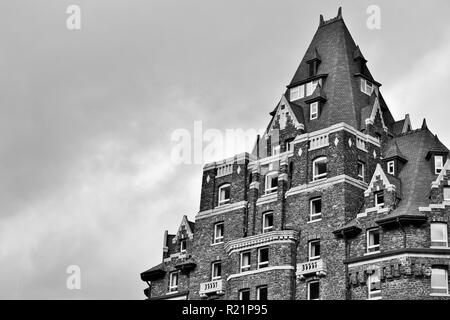 Fairmount Banff Springs Hotel in Schwarz und Weiß Stockfoto