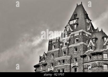 Fairmount Banff Springs Hotel in Schwarz und Weiß Stockfoto