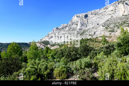 Die berühmten und legendären Berg Sainte-Victoire im Süden von Frankreich, in der Nähe ein Dorf namens Saint-Antonin-sur-Bayon. Frankreich, Europa Stockfoto