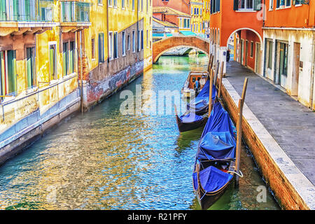 Venedig Gondeln in einem engen Kanal, keine Personen Stockfoto
