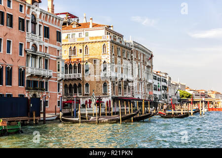 Blick auf den Canal Grande in der Nähe der Kirche San Moise in Venedig Stockfoto