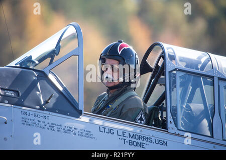 MONROE, NC (USA) - 10. November 2018: EIN Pilot sitzt im Cockpit eines T-6 Texan Flugzeuge während der warbirds über Monroe Air Show. Stockfoto