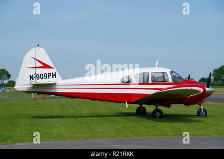 Piper PA-23-160, Apache, N-909PH auf dem Flugplatz Breighton, Hull Stockfoto