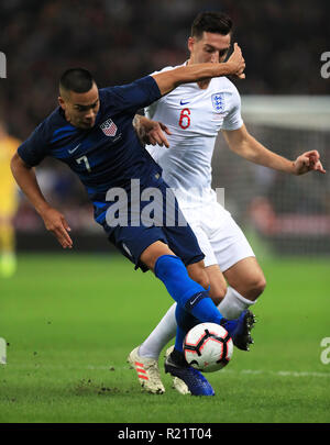 Die USA Bobby Wood (links) und der Engländer Lewis Dunk Kampf um den Ball während der Internationalen freundlich im Wembley Stadion, London. PRESS ASSOCIATION Foto. Bild Datum: Donnerstag, November 15, 2018. Siehe PA-Geschichte Fußball England. Photo Credit: Mike Egerton/PA-Kabel. Einschränkungen: Nutzung unter FA Einschränkungen. Nur für den redaktionellen Gebrauch bestimmt. Kommerzielle Nutzung nur mit vorheriger schriftlicher Zustimmung der FA. Keine Bearbeitung außer zuschneiden. Stockfoto