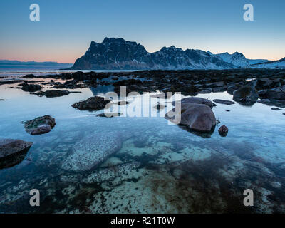 Der Strand von haukland auf den Lofoten, Norwegen Schuß kurz vor Sonnenaufgang Stockfoto