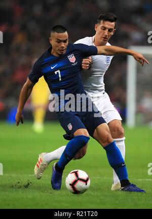 Die USA Bobby Wood (links) und der Engländer Lewis Dunk Kampf um den Ball während der Internationalen freundlich im Wembley Stadion, London. Stockfoto