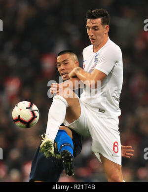 Die USA Bobby Wood (links) und der Engländer Lewis Dunk Kampf um den Ball während der Internationalen freundlich im Wembley Stadion, London. PRESS ASSOCIATION Foto. Bild Datum: Donnerstag, November 15, 2018. Siehe PA-Geschichte Fußball England. Photo Credit: Mike Egerton/PA-Kabel. Einschränkungen: Nutzung unter FA Einschränkungen. Nur für den redaktionellen Gebrauch bestimmt. Kommerzielle Nutzung nur mit vorheriger schriftlicher Zustimmung der FA. Keine Bearbeitung außer zuschneiden. Stockfoto