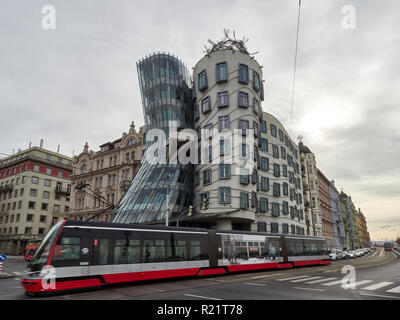 Prag, Tschechische Republik - 02.November 2018 Das Tanzende Haus oder Fred und Ginger. Moderne Architektur Gebäude auf der Rašínovo nábřeží in Prag. Stockfoto