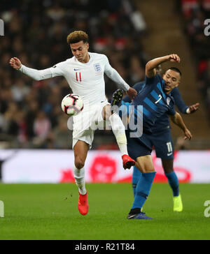 England's Dele Alli (links) und die USA Bobby Holz Kampf um den Ball während der Internationalen freundlich im Wembley Stadion, London. Stockfoto