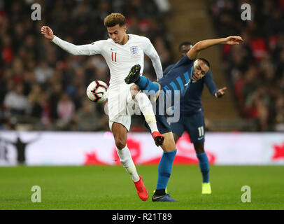 England's Dele Alli (links) und die USA Bobby Holz Kampf um den Ball während der Internationalen freundlich im Wembley Stadion, London. Stockfoto