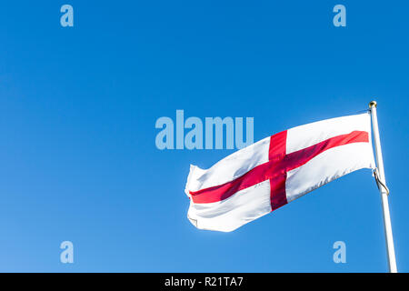 St George's Flagge vor blauem Himmel Stockfoto
