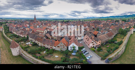 Luftaufnahme von Riquewihr im Elsass Frankreich Stockfoto