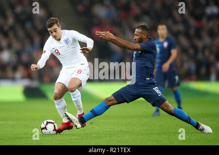 England's Harry Winks (links) und die USA Julian Green Kampf um den Ball während der Internationalen freundlich im Wembley Stadion, London. Stockfoto