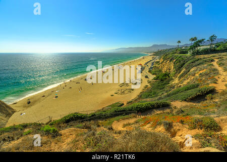 Luftbild des malerischen Point Dume State Beach von Point Dume Vorgebirge, auf Malibu Coast, Pazifischer Ozean in CA, United States. Kalifornien Westküste. Blauer Himmel, Sommer sonnigen Tag. Kopieren Sie Platz. Stockfoto