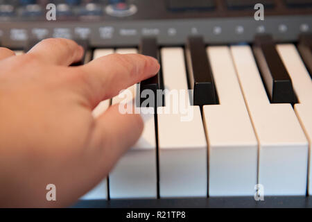 Finger spielen auf einem Digital Media Keyboard oder Klavier Stockfoto