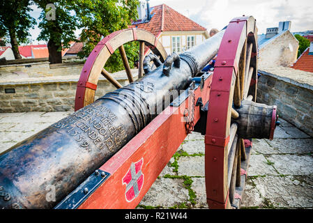 Replica Cannon "Red Lion" an der Vorderseite des Maiden' Tower, der dänische König's Garden. Tallinn, Harjumaa, Estland, Baltikum, Europa. Stockfoto