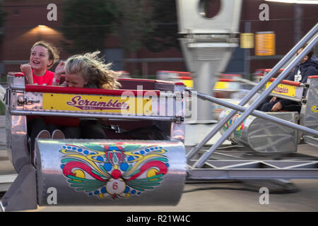 Mädchen auf dem Messegelände fahren Stockfoto