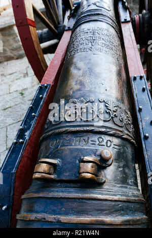 Replica Cannon "Red Lion" an der Vorderseite des Maiden' Tower, der dänische König's Garden. Tallinn, Harjumaa, Estland, Baltikum, Europa. Stockfoto