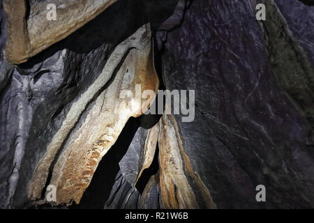 Felsformationen von grauen Kalkstein mit speleogens und rötlich Tropfsteine der beginnenden Stalaktiten in St. Paul's Underground River Cave. Puerto Princes Stockfoto