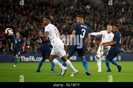England's Wayne Rooney (2. rechts) hat einen Schuß auf Ziel während der Internationalen freundlich im Wembley Stadion, London. Stockfoto