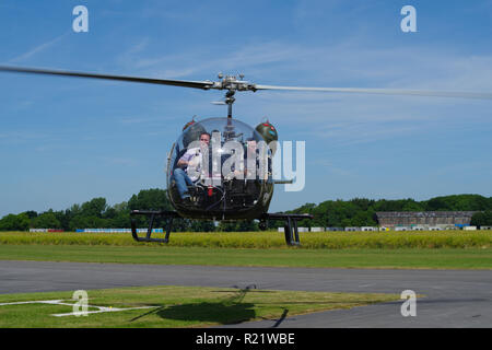 Bell 47 Sioux auf dem Flugplatz Breighton, Hull, Stockfoto