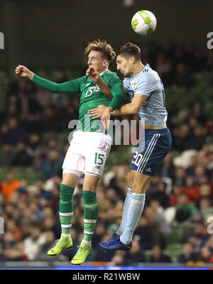 Republik Irland Ronan Curtis (links) und Nordirland Craig Cathcart Kampf um den Ball während der Internationalen freundlich im Aviva Stadium, Dublin. Stockfoto