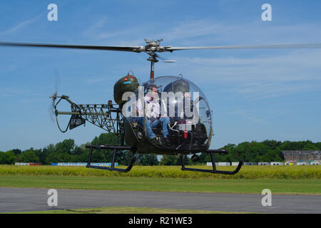 Bell 47 Sioux auf dem Flugplatz Breighton, Hull, Stockfoto