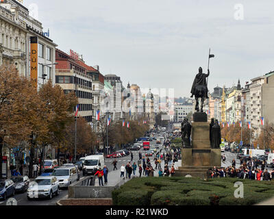 Prag, Tschechische Republik - 30. Oktober 2017 Touristische Gruppe in Wenceslas Square, gegenüber dem Nationalmuseum. Stockfoto