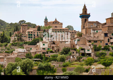 Valldemossa historische Stadt an einem Berghang in Spanien Stockfoto