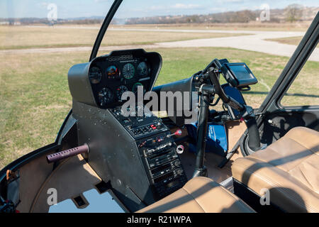 Helicopter Cockpit auf dem Boden, in der Nähe Stockfoto