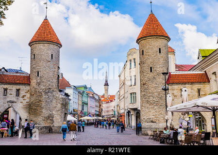 Tallinn Viru Tor, dem östlichen Eingang in die Zentrale mittelalterliche Altstadt. Tallinn, Harjumaa, Estland, Baltikum, Europa. Stockfoto