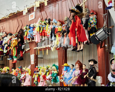 Prag, Tschechische Republik - 30. Oktober 2018 Anzeige der Marionetten innerhalb eines lokalen Shop, Marionetten sind Marionetten von oben über Kabel gesteuert Stockfoto