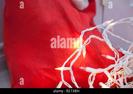 Santa Sack und weiß Holiday Lights Stockfoto