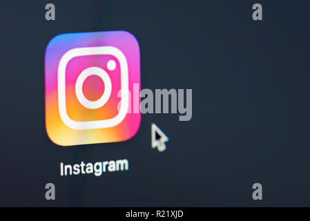 New York, USA - November 15, 2018: Instagram Symbol auf das Gerät mit dem Bildschirm pixelated Nähe zu sehen. Stockfoto
