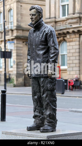 Stehende Mann Skulptur von Sean Henry in Newcastle upon Tyne Stockfoto