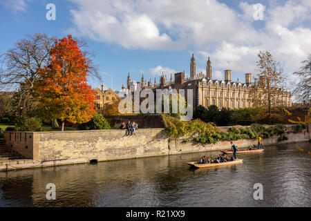 Herbst Blick auf Clare College und stocherkähne auf dem Fluss Cam, Cambridge, Großbritannien Stockfoto