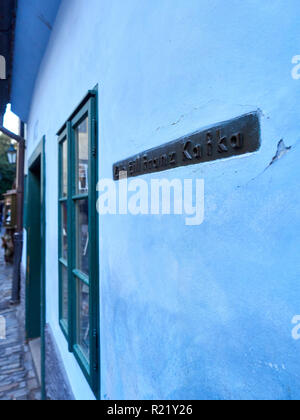 Prag, Tschechische Republik - 31. Oktober 2018, das von der tschechischen Schriftsteller Franz Kafka in der Golden Lane Street entfernt. Stockfoto