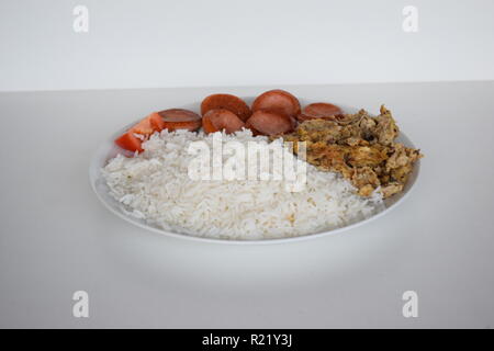 Ein frisch zubereitetes Frühstück mit Ei, Lyoner Wurst, Tomaten und Reis in Lety der Transienten Wohnungen Baguio, B&B. Ein frisch zubereitetes Frühstück Stockfoto