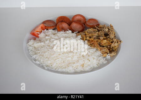 Ein frisch zubereitetes Frühstück mit Ei, Lyoner Wurst, Tomaten und Reis in Lety der Transienten Wohnungen Baguio, B&B. Ein frisch zubereitetes Frühstück Stockfoto