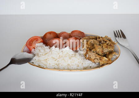 Ein frisch zubereitetes Frühstück mit Ei, Lyoner Wurst, Tomaten und Reis in Lety der Transienten Wohnungen Baguio, B&B. Ein frisch zubereitetes Frühstück Stockfoto