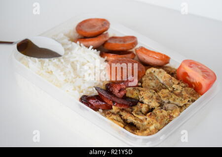 Ein frisch zubereitetes Frühstück mit Ei, Lyoner Wurst, Tomaten und Reis in Lety der Transienten Wohnungen Baguio, B&B. Ein frisch zubereitetes Frühstück Stockfoto