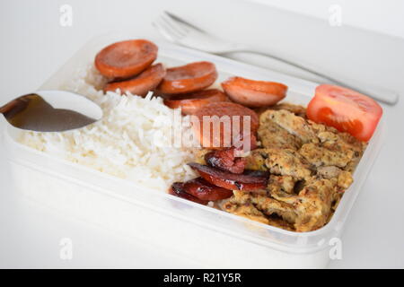 Ein frisch zubereitetes Frühstück mit Ei, Lyoner Wurst, Tomaten und Reis in Lety der Transienten Wohnungen Baguio, B&B. Ein frisch zubereitetes Frühstück Stockfoto