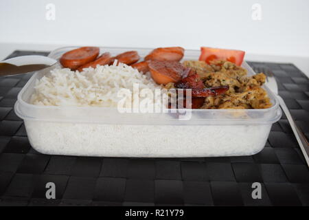 Ein frisch zubereitetes Frühstück mit Ei, Lyoner Wurst, Tomaten und Reis in Lety der Transienten Wohnungen Baguio, B&B. Ein frisch zubereitetes Frühstück Stockfoto